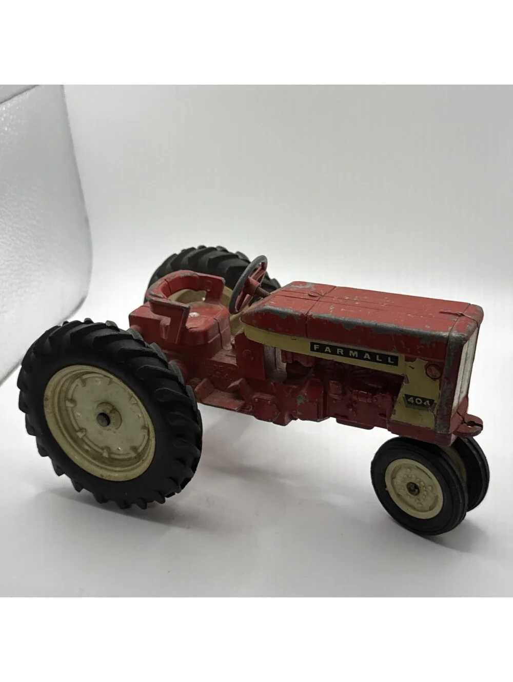 ERTL IH FARMALL 404 TRACTOR WHITE RIM NARROW FRONT